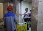 电梯口铁桩绊倒业主，重伤事件引发安全担忧